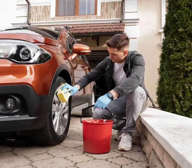 Lavage auto à domicile Nuillé-sur-Vicoin : professionnel intervenant sur un véhicule